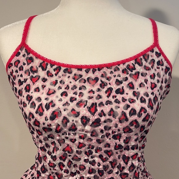 Hanky Panky Cami and Panty Set in a Heart Leopard print - Picture 2 of 8